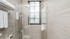 Dobbeltrom – classic | Bad | Dusj, dusjhode med hydromassaje, hårføner og tøfler