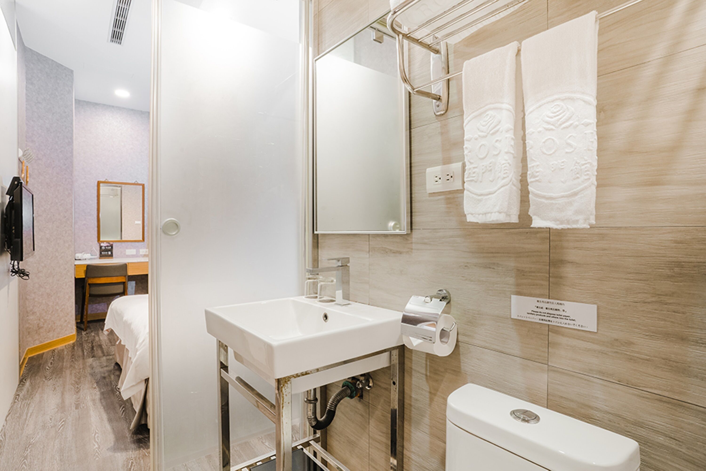 business double room | bathroom | shower, hydromassage showerhead, hair dryer, slippers