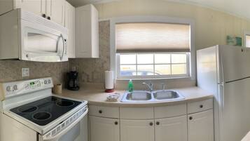 Studio, 1 Queen Bed | Iron/ironing board, free cribs/infant beds, free WiFi