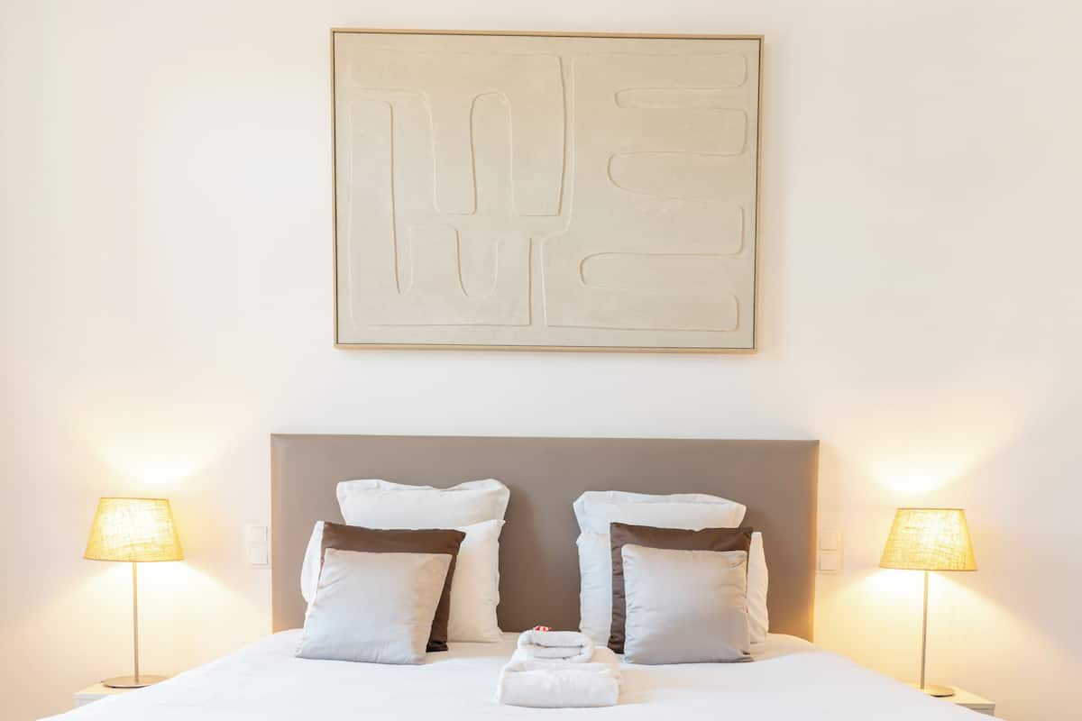 Junior Suite | Minibar, in-room safe, individually decorated, desk