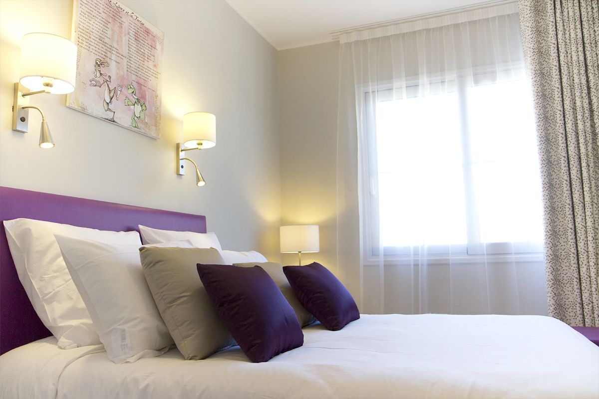 standard double room | minibar, in-room safe, individually decorated, desk