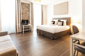 Suite Junior | Minibar, brankas, didekorasi berbeda-beda, dan meja kerja