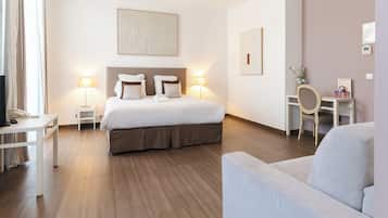 Suíte júnior | Frigobar, cofres nos quartos, individualmente decorados, escrivaninha