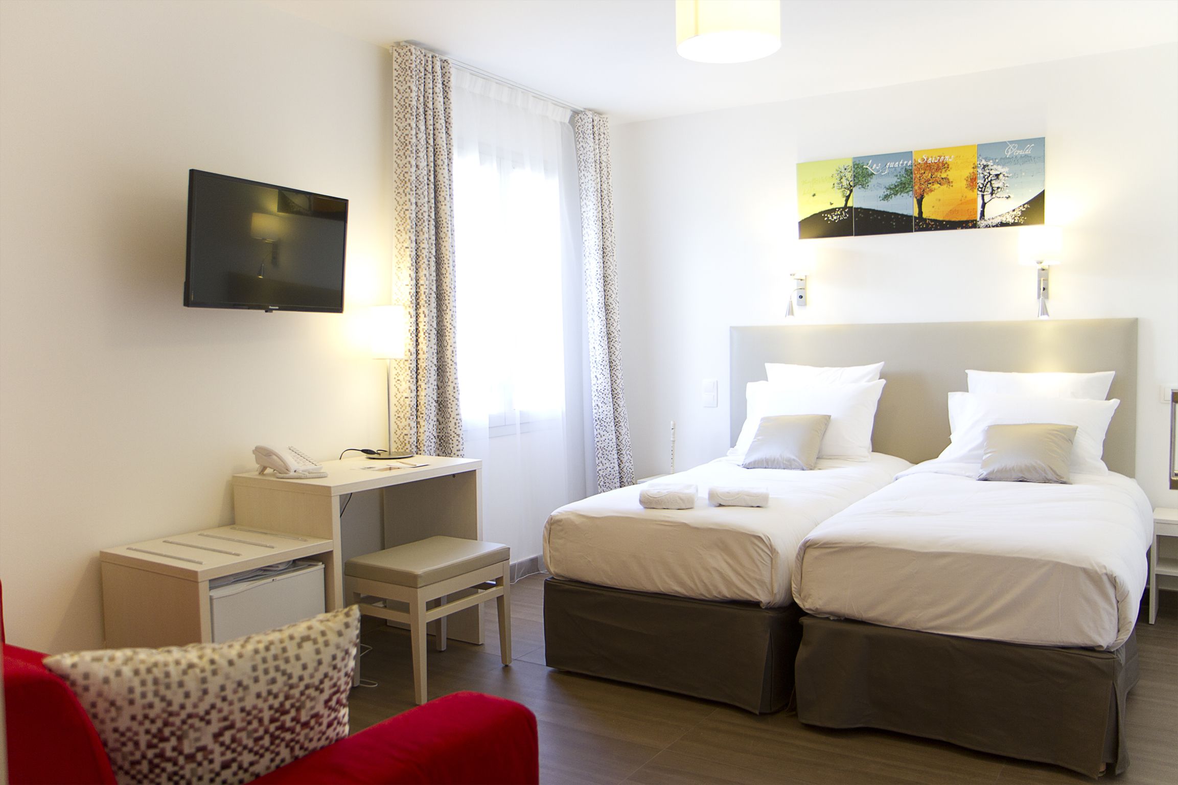 twin room | minibar, in-room safe, individually decorated, desk