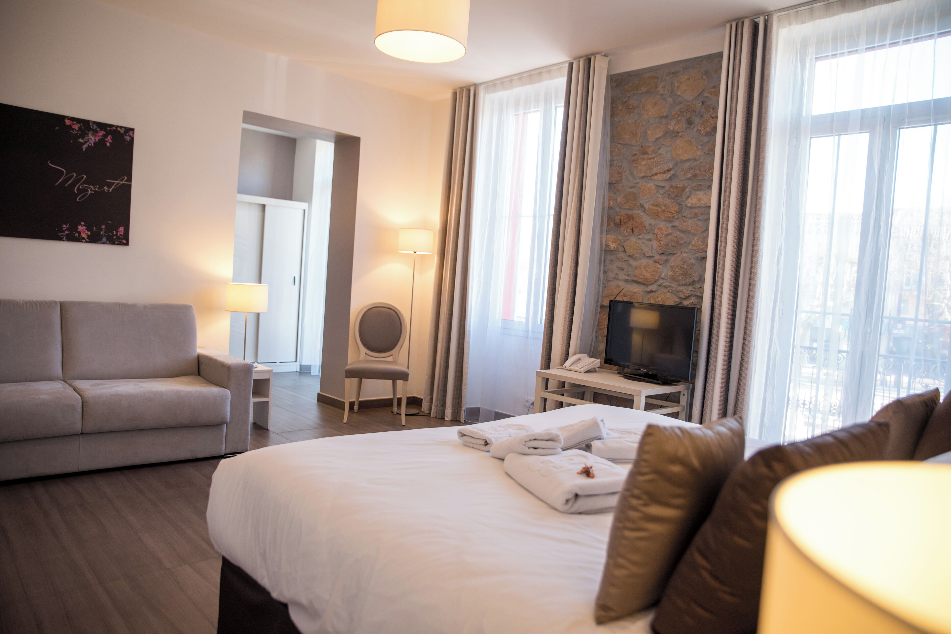 junior suite | minibar, in-room safe, individually decorated, desk