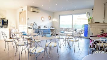 Café da manhã com buffet diário (EUR 13 por pessoa)