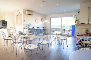 Sarapan prasmanan setiap hari (EUR 13 per orang)