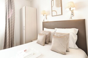 Habitació doble estàndard | Bany | Dutxa, articles de tocador gratuïts, assecador de cabells i tovalloles 