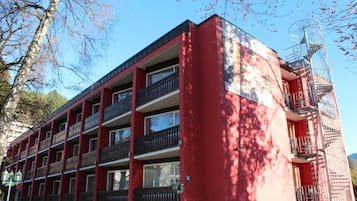 Vista frontal de la propiedad