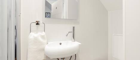 Habitació individual bàsica | Bany | Dutxa, articles de tocador gratuïts, assecador de cabells i tovalloles