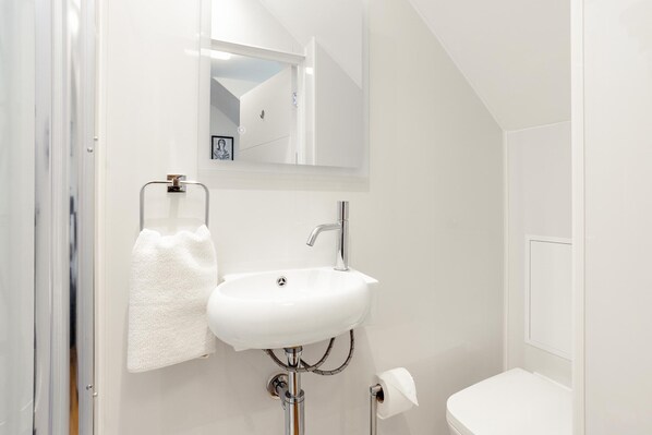 Habitación individual básica | Baño | Regadera, amenidades de baño gratuitas, secadora de cabello, toallas 