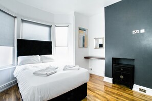 Habitación básica doble de uso individual | Escritorio, espacio para trabajar con laptop y wifi gratis 