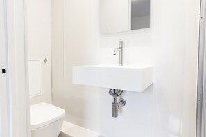 Habitación doble | Baño | Regadera, amenidades de baño gratuitas, secadora de cabello, toallas 