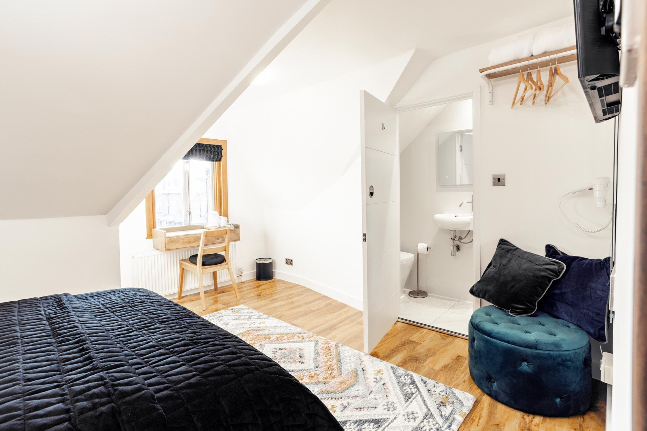 Työpöytä, kannettavalle tietokoneelle sopiva työtila, ilmainen Wi-Fi