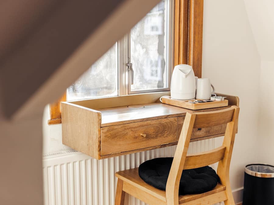 Meja kerja, ruang kerja ramah laptop, Wi-Fi gratis, dan seprai linen