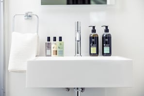 Regadera, amenidades de baño gratuitas, secadora de cabello, toallas 