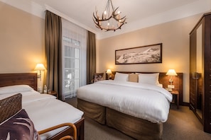 Ropa de cama hipoalergénica y caja de seguridad en la habitación