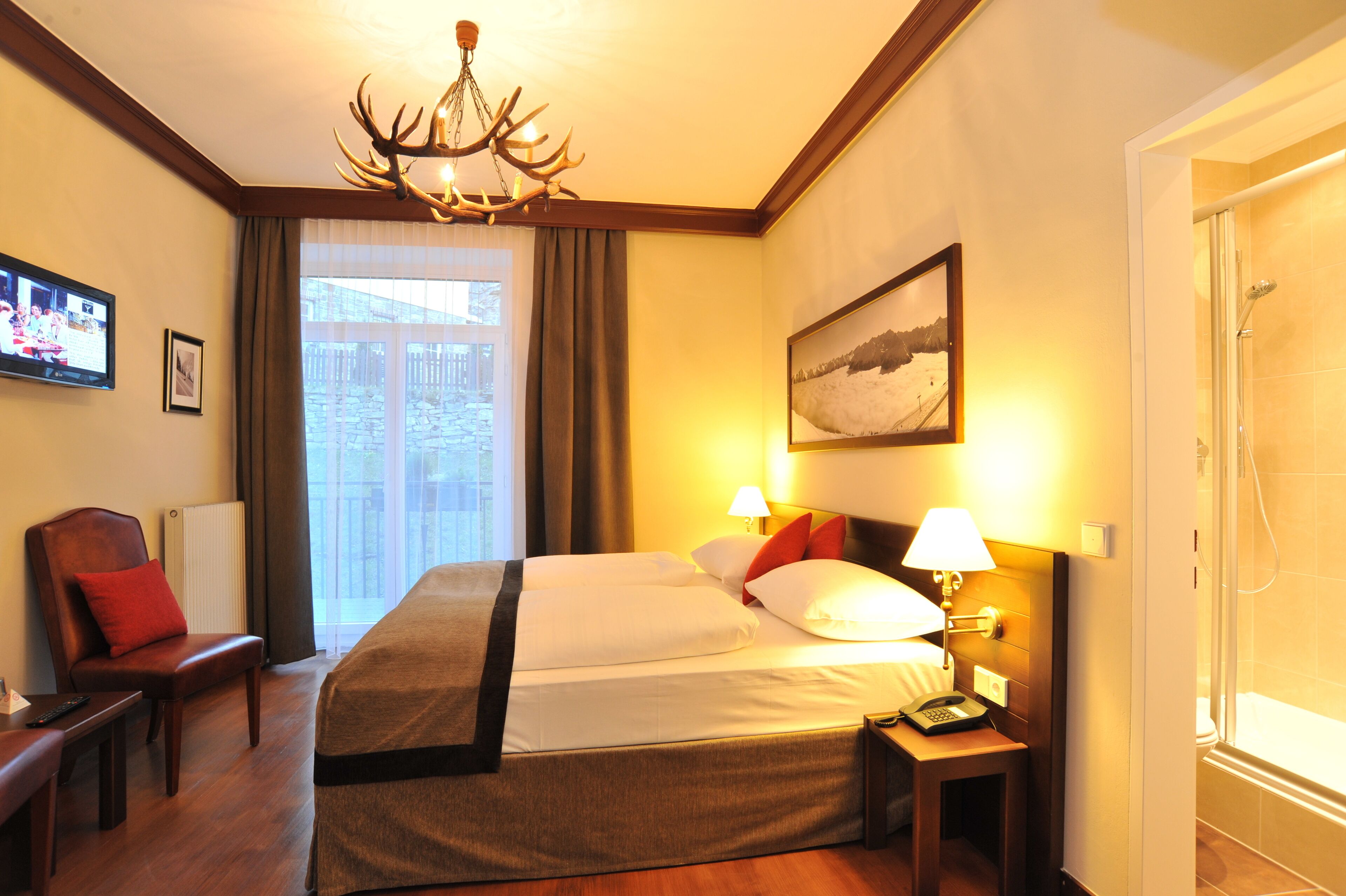 double room | hypo-allergenic bedding, in-room safe, blackout curtains, free wifi