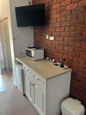 In-room dining - Melton Motor Inn & Apartments (Melton)