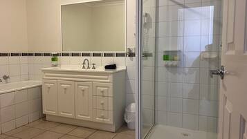 Familie appartement | Badkamer | Gratis toiletartikelen, een haardroger, handdoeken