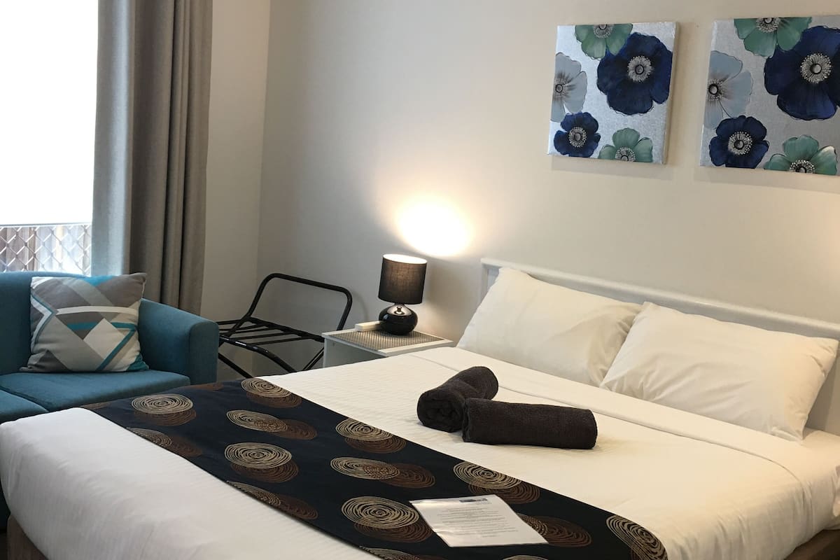 Deluxe kamer, 1 kingsize bed | 1 slaapkamer, een strijkplank/strijkijzer, gratis wifi, beddengoed