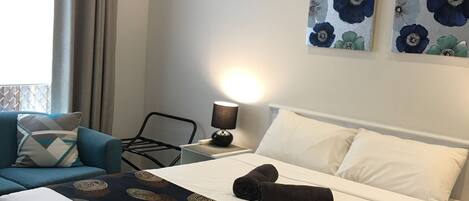 Deluxe kamer, 1 kingsize bed | Een strijkplank/strijkijzer, gratis wifi, beddengoed