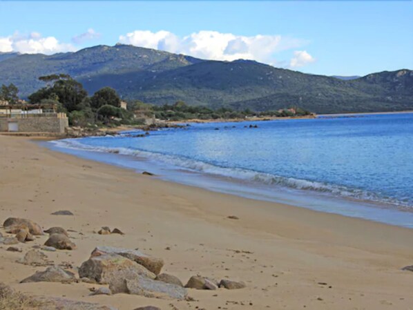 Plage, sable blanc, navigation en bateau à moteur