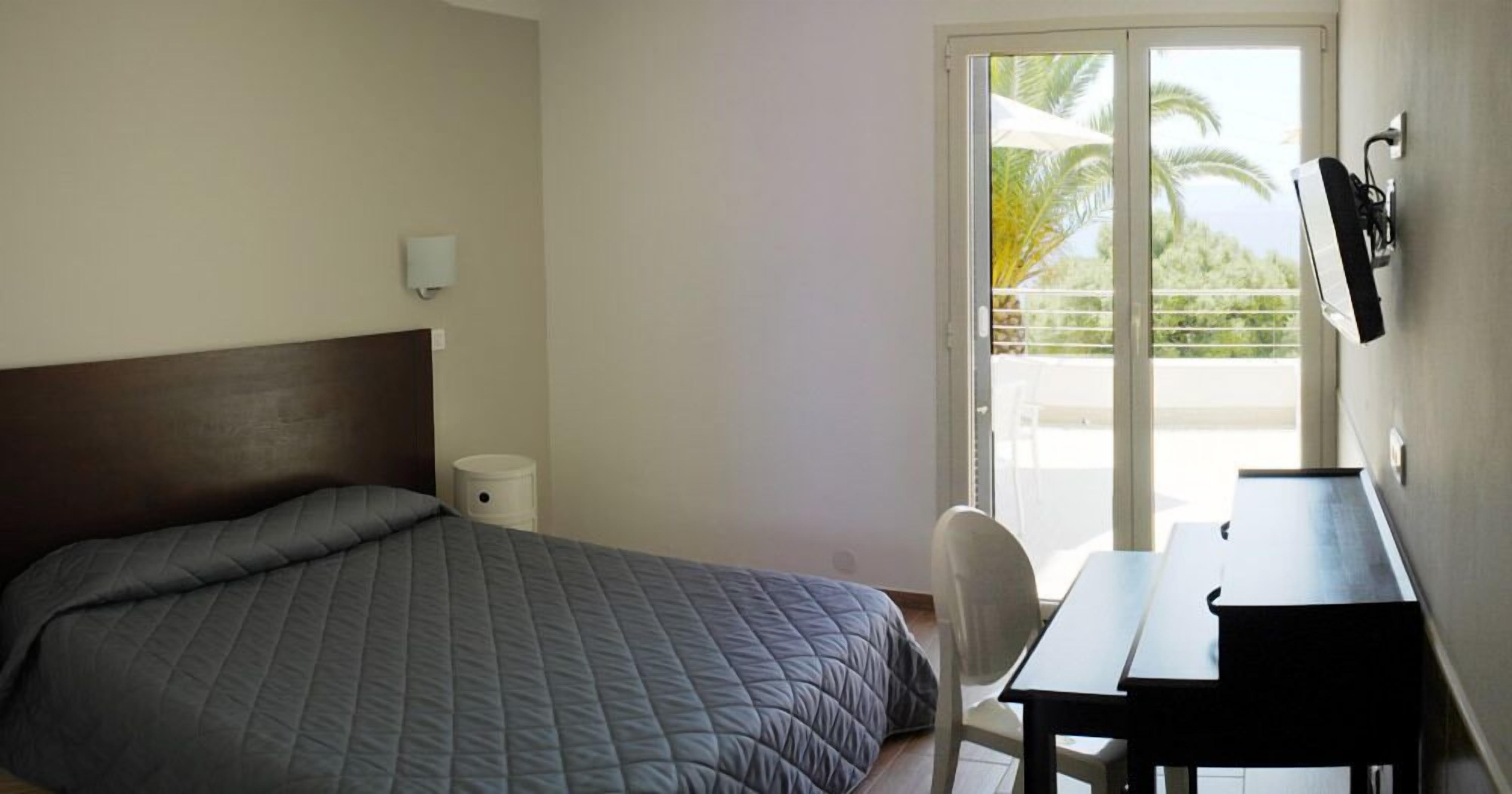 double room | minibar, in-room safe, desk, blackout curtains