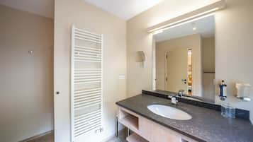 Suite | Bathroom | Free toiletries, hair dryer