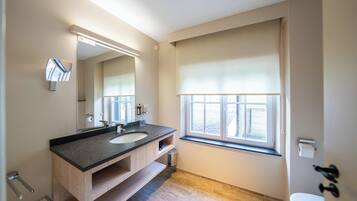 Suite | Bathroom | Free toiletries, hair dryer