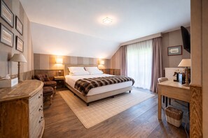 Habitación doble superior, vistas al jardín | Ropa de cama de alta calidad, mobiliario individual, escritorio