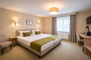 Ropa de cama de alta calidad, muebles diferentes y escritorio 