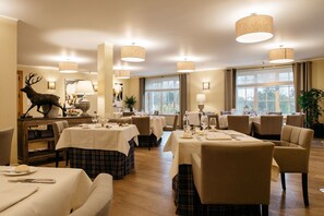 Se sirven almuerzos y cenas, restaurante con mesas al aire libre 