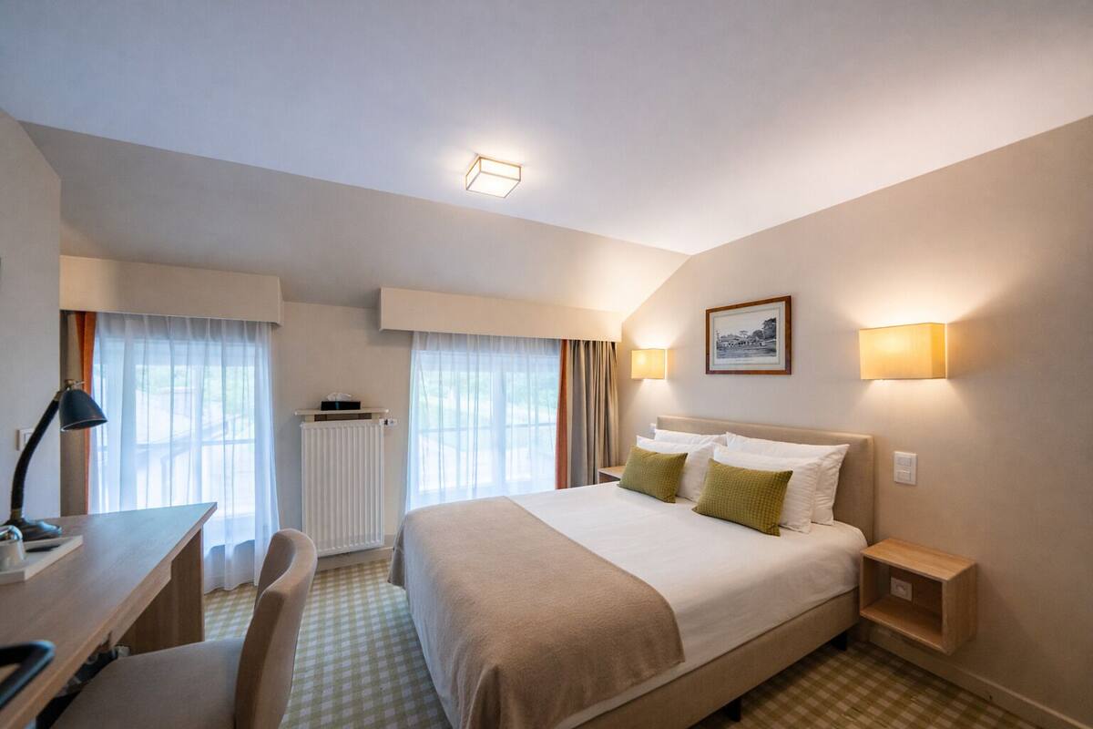 Ropa de cama de alta calidad, muebles diferentes y escritorio