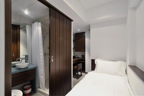 Minibar, in-room safe, desk, iron/ironing board - Mingle Place by The Park (Hong Kong)