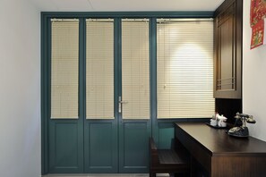 Minibar, in-room safe, desk, iron/ironing board - Mingle Place by The Park (Hong Kong)