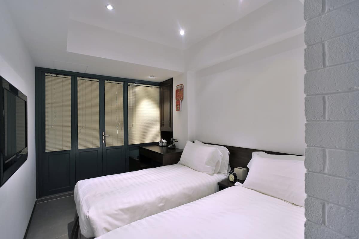 Minibar, in-room safe, desk, iron/ironing board