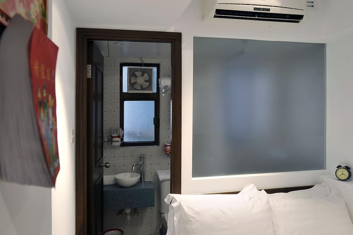 Habitación económica doble | Minibar, caja fuerte, escritorio y tabla de planchar con plancha