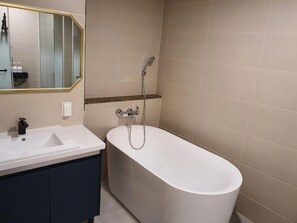 Deluxe Double Room | Bathroom | Separate bathtub and shower, deep-soaking bathtub, hair dryer, slippers
