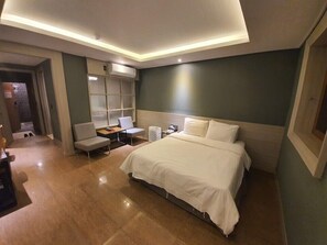 Standard Double Room | Premium bedding, individually decorated, individually furnished, desk - Gallerya Hotel (Seoul)