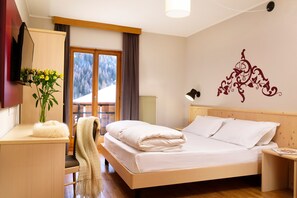 Economy-rum - 1 sovrum (2 Adulti + 2 bambini) | Duntäcken, värdeförvaringsskåp på rummet, skrivbord och sängkläder