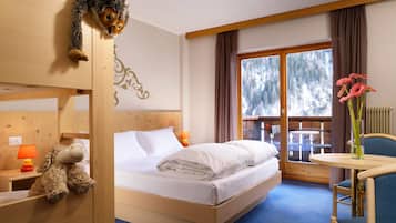 Down duvets, in-room safe, desk, bed sheets