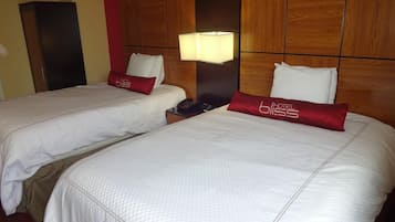 Escritorio, cortinas blackout y tabla de planchar con plancha