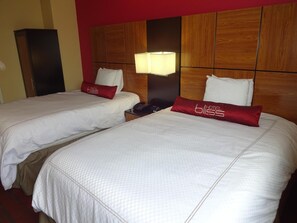 Desk, blackout drapes, iron/ironing board, free WiFi - Hotel Bliss (Brooklyn)