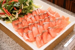 Un plato de salmón y una ensalada.