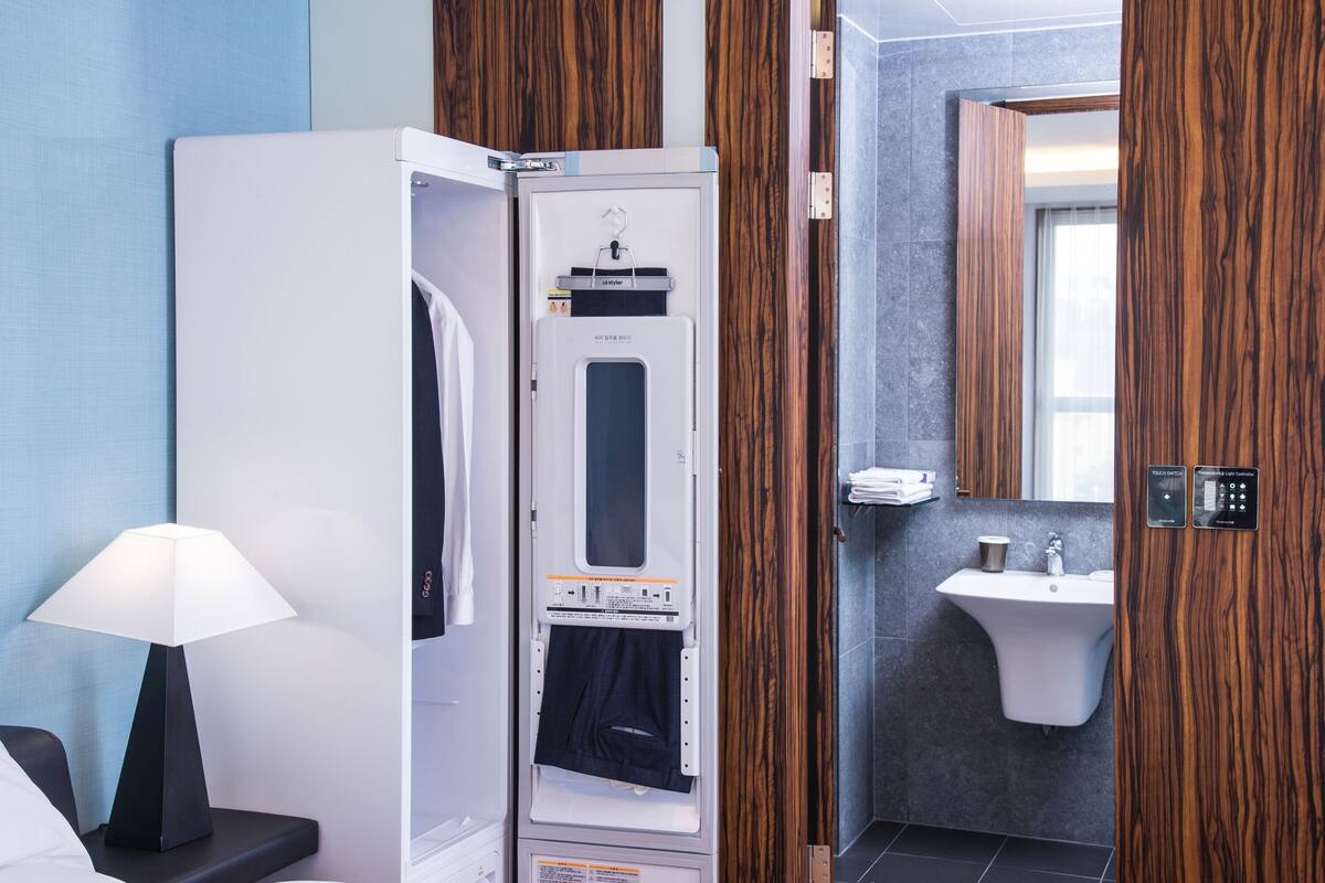 Ein modernes Badezimmer mit Duschkabine, Waschbecken und Spiegel.