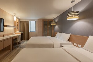 四人房(照片此房型代表圖，房型格局需以現場實際為準)  | 羽絨被、書桌、遮光布/窗簾、隔音