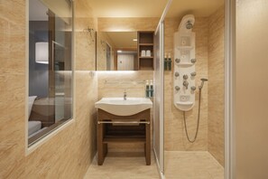 Standard-Doppelzimmer | Badezimmer | Dusche, Hydromassagedusche, Haartrockner, Hausschuhe