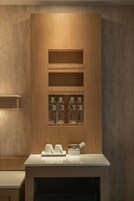 四人房(照片此房型代表圖，房型格局需以現場實際為準)  | 起居區 | 47-吋LED 液晶電視、數位頻道、電視