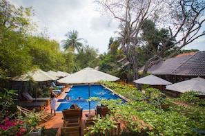 Utendørsbasseng, bassengparasoller og solsenger